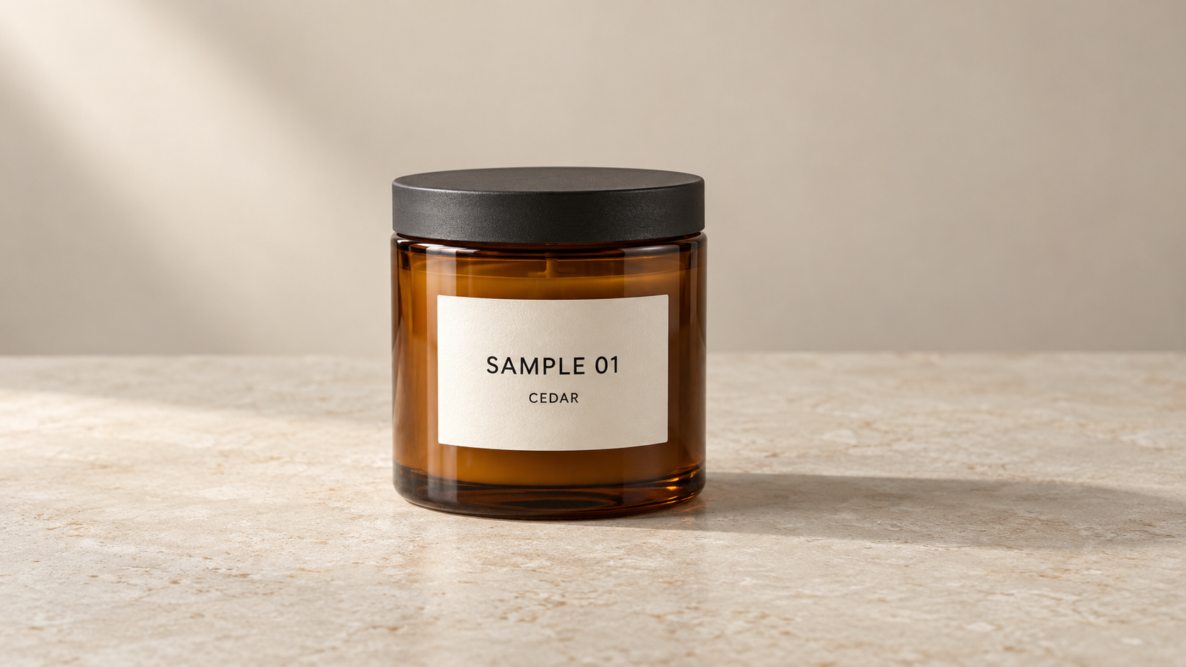 練習用のキャンドル画像。ベージュの背景に、SAMPLE 01とCEDARのラベルが付いた琥珀色の容器